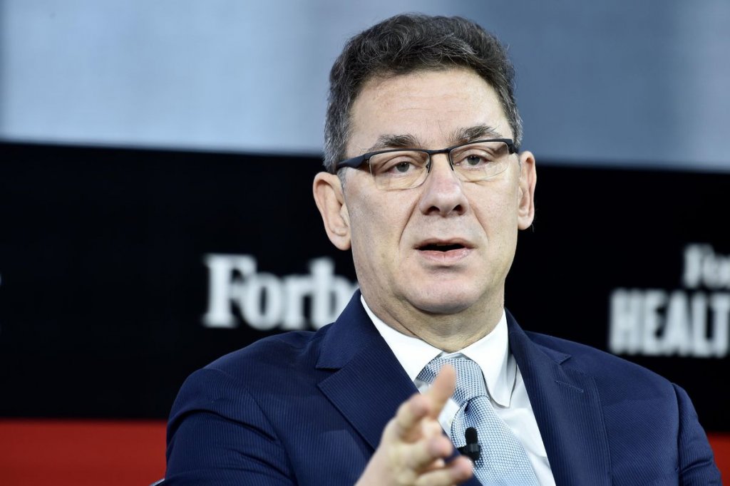 CEO-ul Pfizer: COVID-19 va „deveni ca gripa” cu ajutorul vaccinurilor