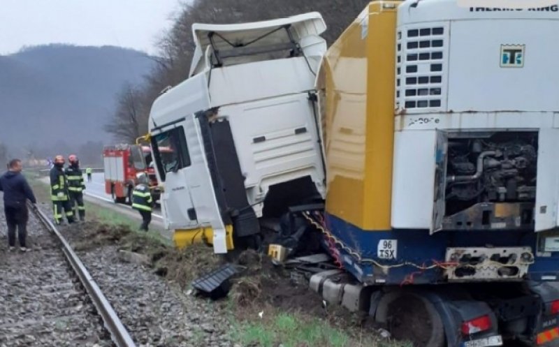 Accident la Negreni. Un TIR a ieșit de pe șosea în apropierea căii ferate