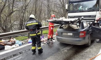 Accident cumplit între o mașină din Cluj și un TIR pe Valea Oltului. Două persoane au murit