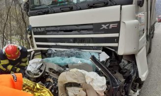 Accident cumplit între o mașină din Cluj și un TIR pe Valea Oltului. Două persoane au murit