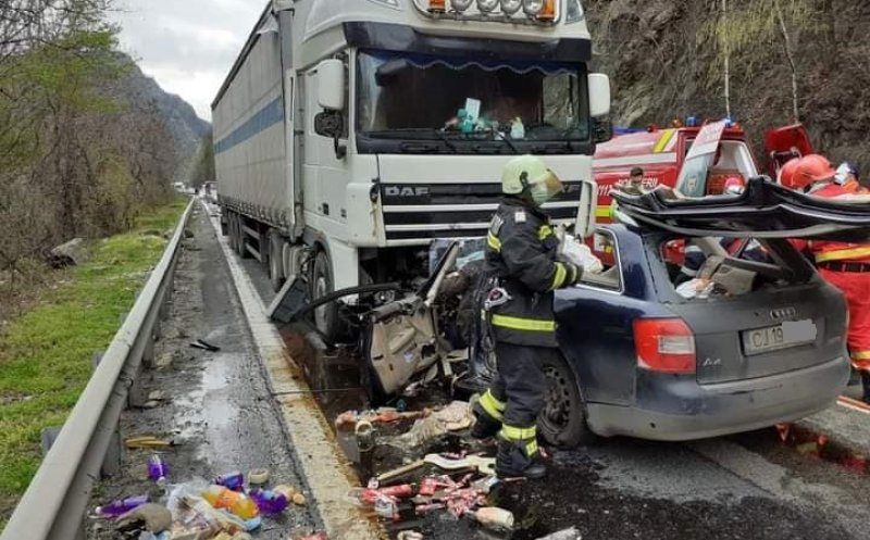 Accident cumplit între o mașină din Cluj și un TIR pe Valea Oltului. Două persoane au murit