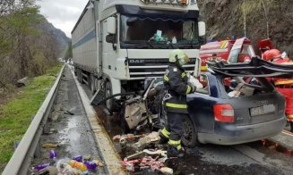 Accident cumplit între o mașină din Cluj și un TIR pe Valea Oltului. Două persoane au murit