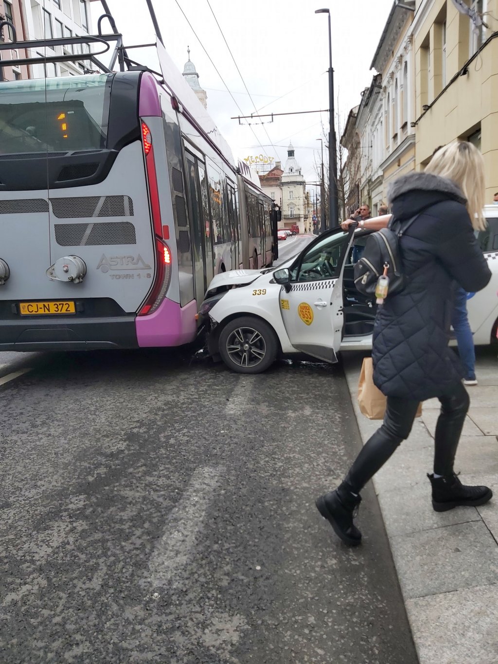 Accident pe Regele Ferdinand. Un taxi a intrat într-un troleibuz