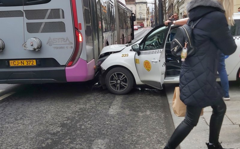 Accident pe Regele Ferdinand. Un taxi a intrat într-un troleibuz