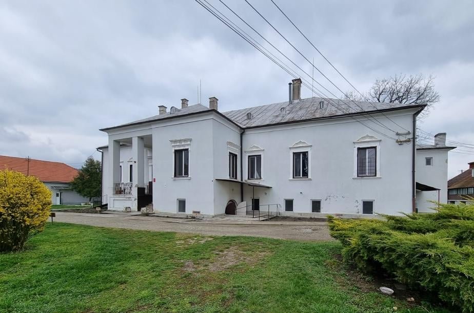 Se modernizează conacul care găzduiește Centrul de Zi pentru Vârstnici din Luna de Jos