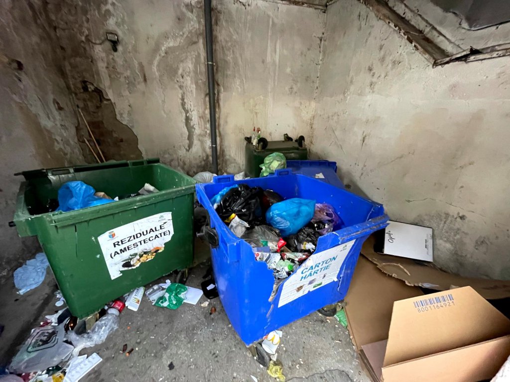 Colectare selectivă în centrul oraşului de 5 stele. Clujean: "cei de la Rosal au distrus sistematic pubelele"