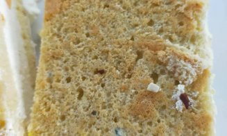 Surpriză neplăcută pentru un clujean. Tort cu blat mucegăit