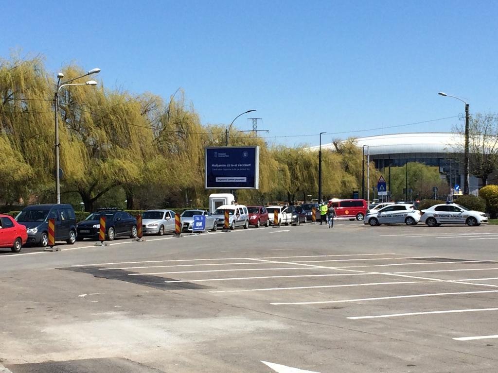 S-a deschis centrul de vaccinare drive-thru de la Cluj! Coadă de mașini pâna după Parcul Central. Se pot vaccina 500 oameni/zi