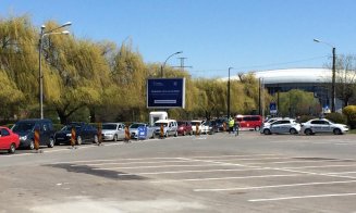 S-a deschis centrul de vaccinare drive-thru de la Cluj! Coadă de mașini pâna după Parcul Central. Se pot vaccina 500 oameni/zi