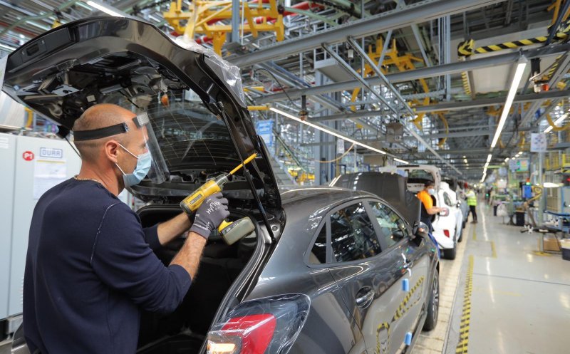 Bătaie pe producția de mașini electrice în România. Ford, contraatac la Dacia