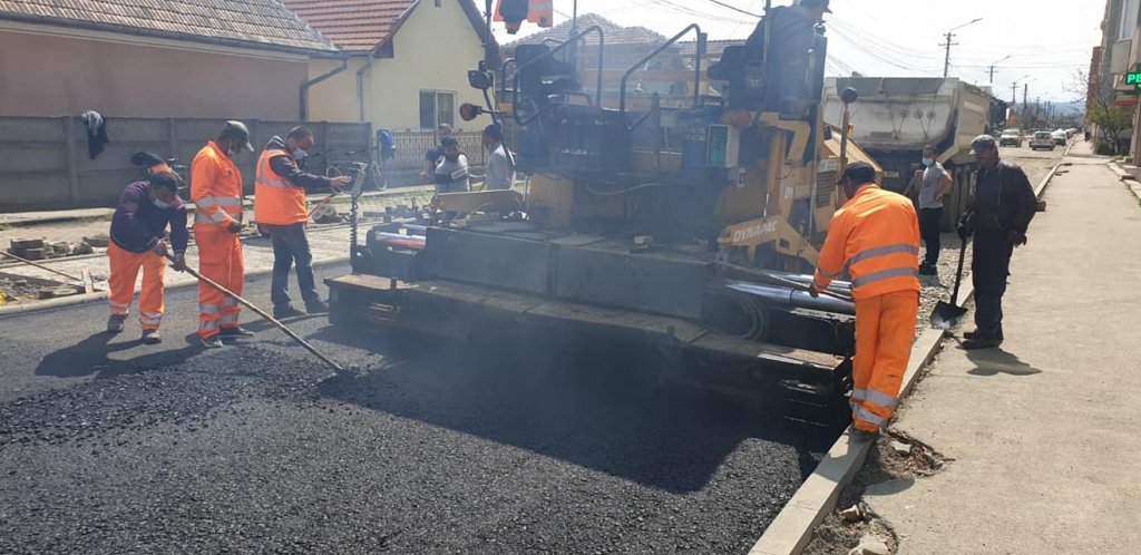 A început asfaltarea pe o stradă importantă din Câmpia Turzii. S-a turnat stratul experimental