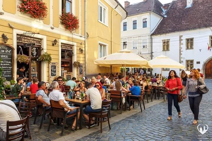 Municipiile Cluj-Napoca, Dej, Gherla, Turda și alte 21 de localitati din Cluj, în scenariul galben. Scapă de RESTRICȚIILE de weekend, se deschid restaurantele