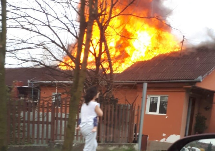Casă cuprinsă de flăcări pe strada Giordano Bruno din Cluj-Napoca. De la ce a pornit incendiul