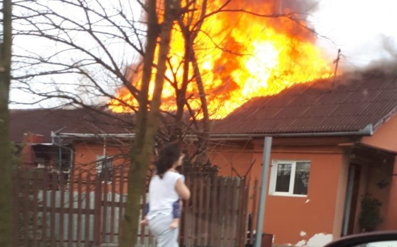 Casă cuprinsă de flăcări pe strada Giordano Bruno din Cluj-Napoca. De la ce a pornit incendiul