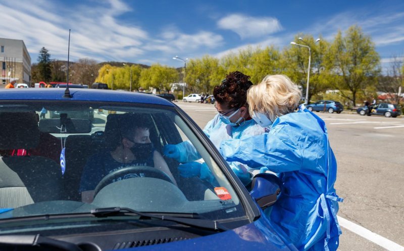 Klaus Iohannis: „Centrele de vaccinare anti-COVID de tip drive-thru sunt un succes”