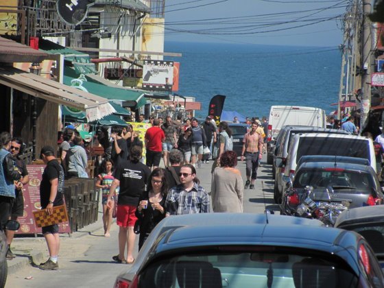 A plouat cu amenzi în Vama Veche după ce tinerii s-au "încins" la chefuri pe plajă