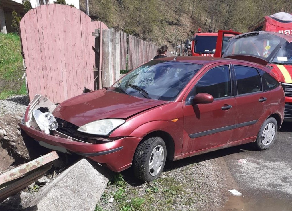 Accident cu trei răniţi, printre care şi un copilaş de trei ani. Maşina a rupt un gard şi s-a oprit într-un stâlp de beton