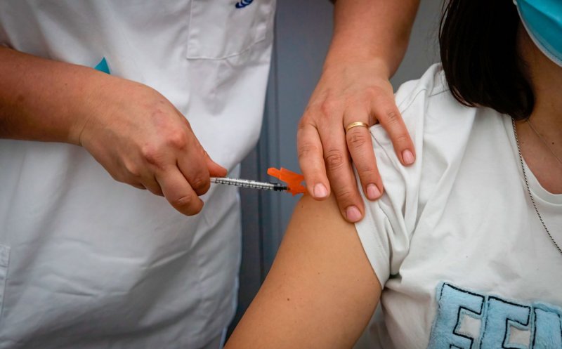 41.000 de români s-au vaccinat în ultimele 24 de ore. Aproape 2 milioane de români au primit deja două doze de vaccin