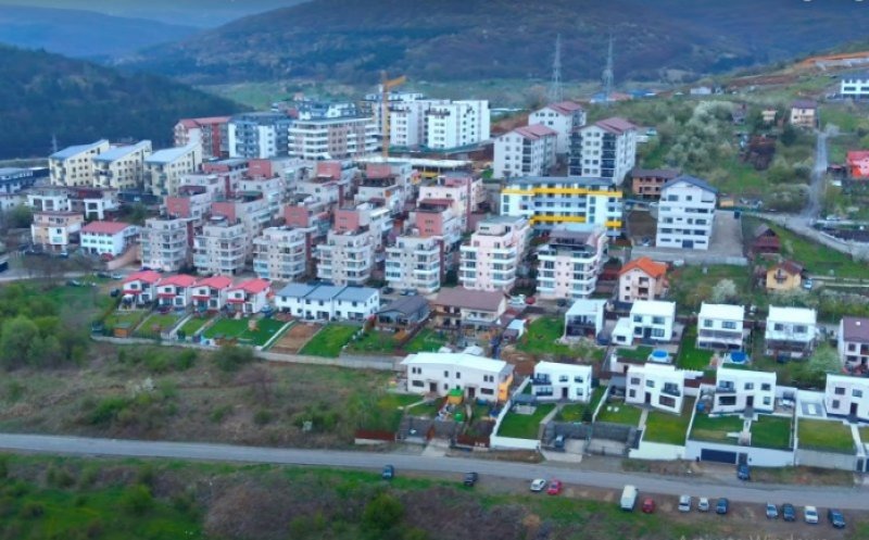 În spate la VIVO s-a construit un adevărat cartier. Casele și blocurile sunt închesuite unele lângă celelalte