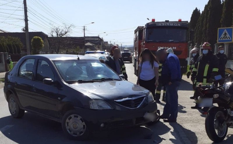 Motociclistă lovită de mașină în Turda. A fost transportată la spital