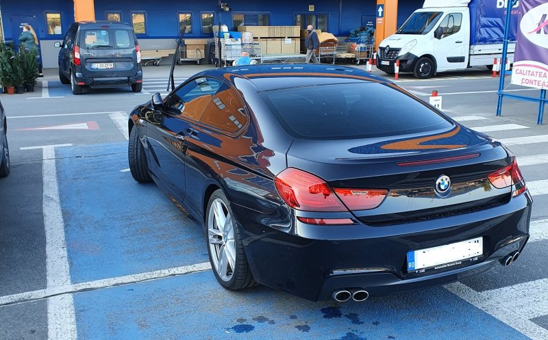 Un BMW a parcat pe două locuri și pe trecerea de pietoni de la Dedeman Cluj