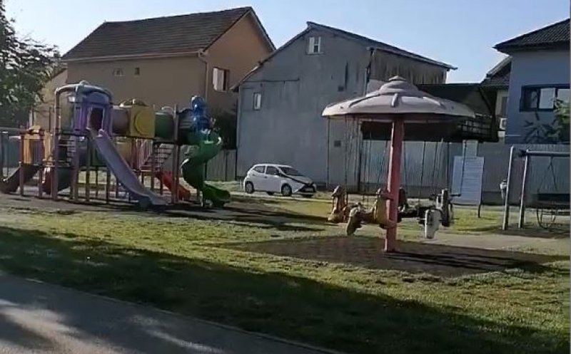 VIDEO: Șofer filmat plimbându-se cu mașina printr-un parc de joacă din Cluj-Napoca