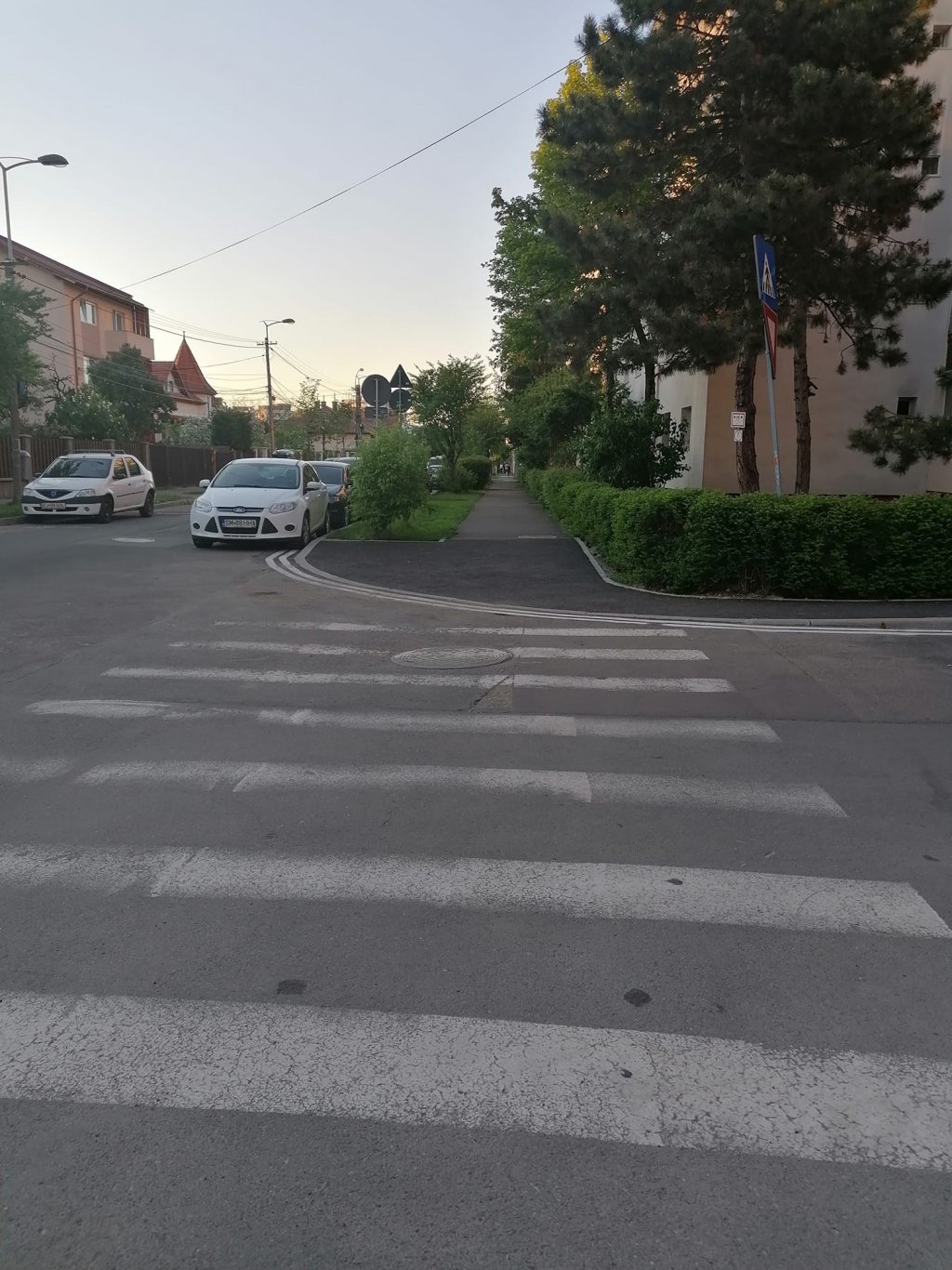 Nou în Cluj: trotuare coborâte pentru accesul carucioarelor şi marcaje pentru interzicerea parcării