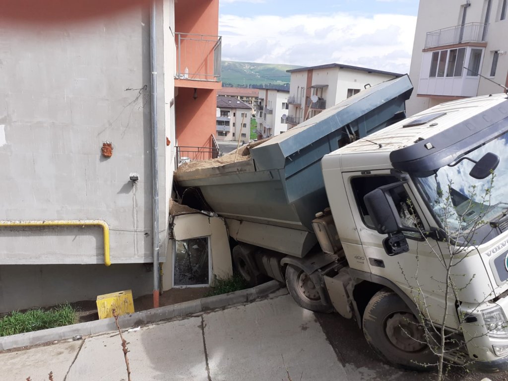 Basculantă răsturnată pe un bloc în Florești. A distrus parterul