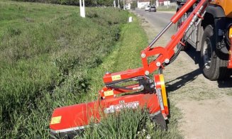 Se curăță vegetația care scade vizibilitatea în trafic pe drumurile județene din Cluj