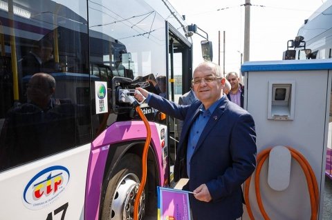 Emil Boc le recomandă şoferilor să lase maşina şi să circule cu transportul în comun. "Autobuzele sunt goale"