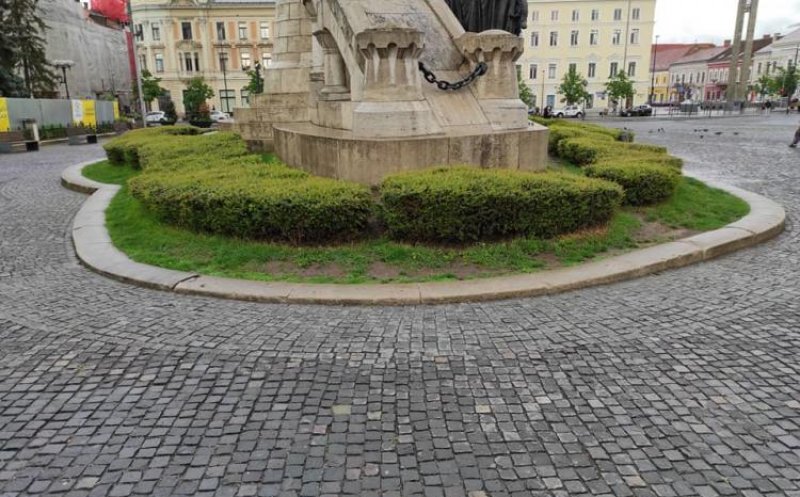 Bătaie de joc în centru Clujului. Statuia lui Matei Corvin din Piața Unirii, în paragină
