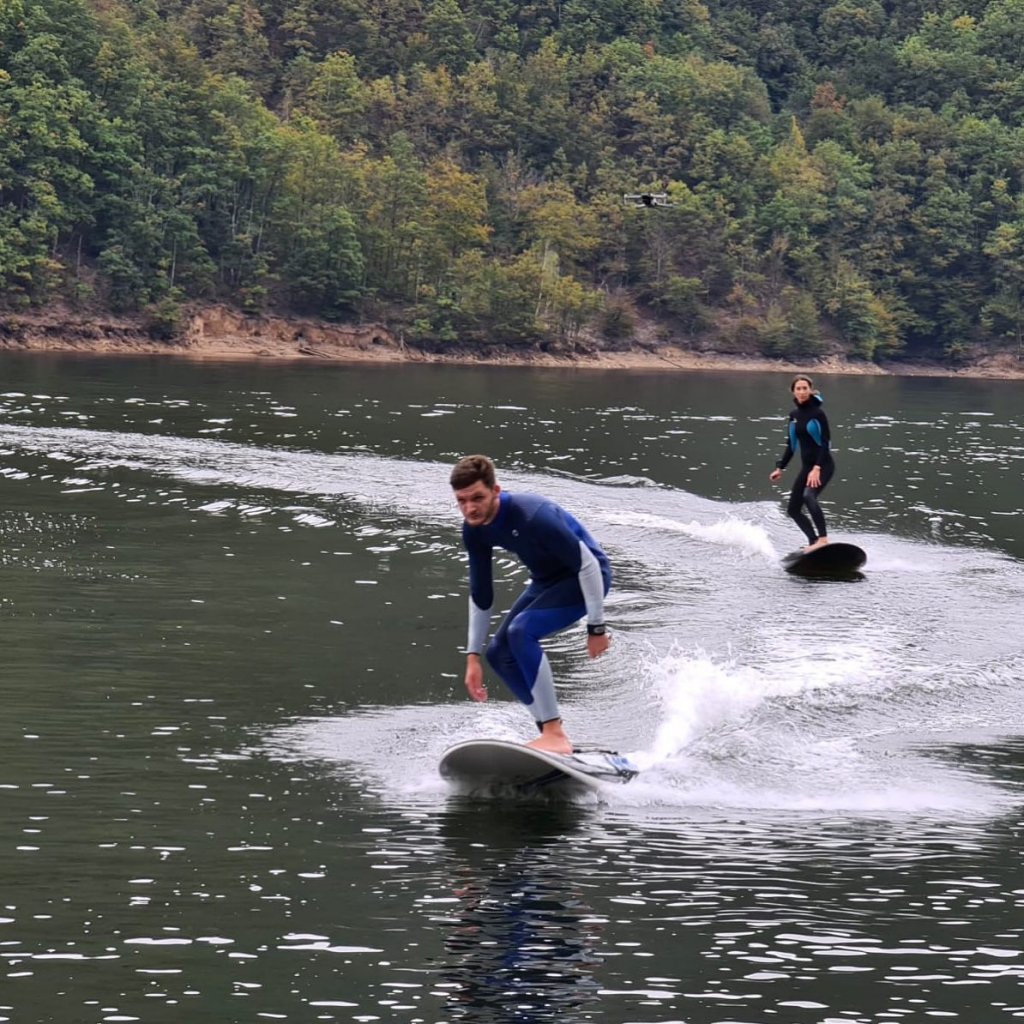 Surf pe Tarniţa! O nouă distracţie pentru iubitorii de adrenalină şi apă
