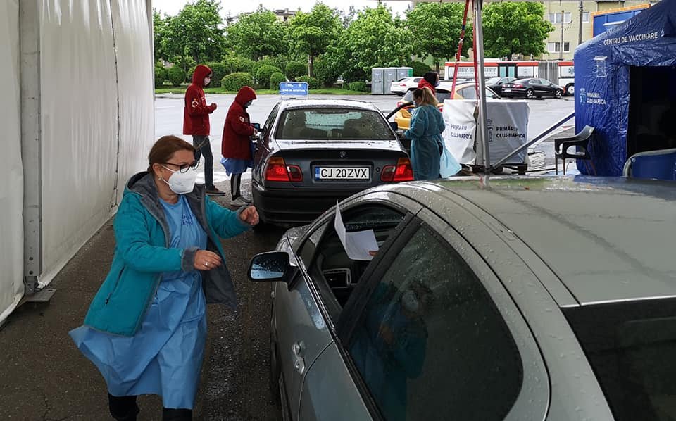 Poveste din centrul drive-thru din Cluj. Cum a oprit o asistentă mașinile-n trafic pentru a nu se pierde nicio doză