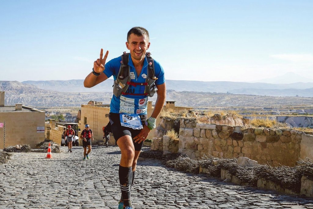 Ultramaratonistul Vlad Pop va urca pe cel mai înalt vârf din Europa, pentru a ajuta copiii bolnavi să meargă la școală