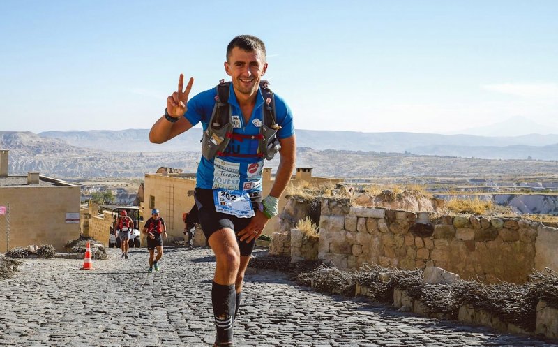 Ultramaratonistul Vlad Pop va urca pe cel mai înalt vârf din Europa, pentru a ajuta copiii bolnavi să meargă la școală