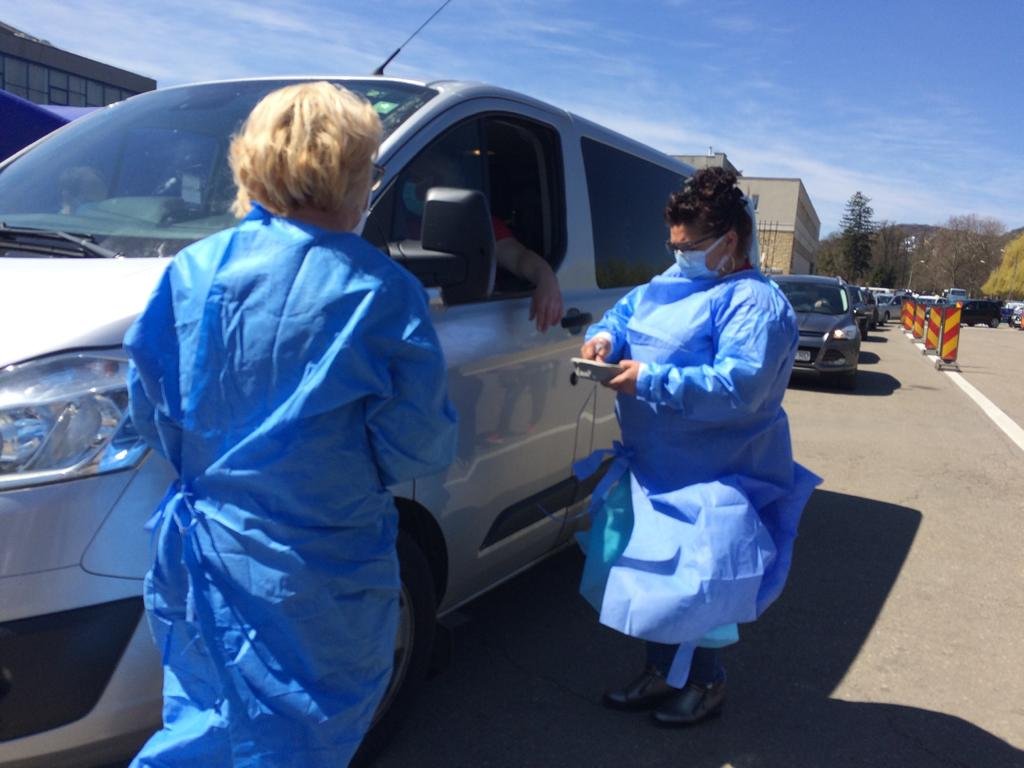 O lună de la deschiderea centrului drive-thru din Cluj. Aproape 18.000 de persoane vaccinate în mașină