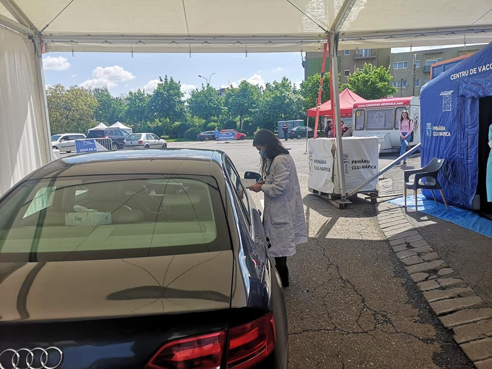 Această tânără medic oncolog, responsabilă de succesul centrului drive thru: 5% din populaţia judeţului, vaccinată în 1 lună