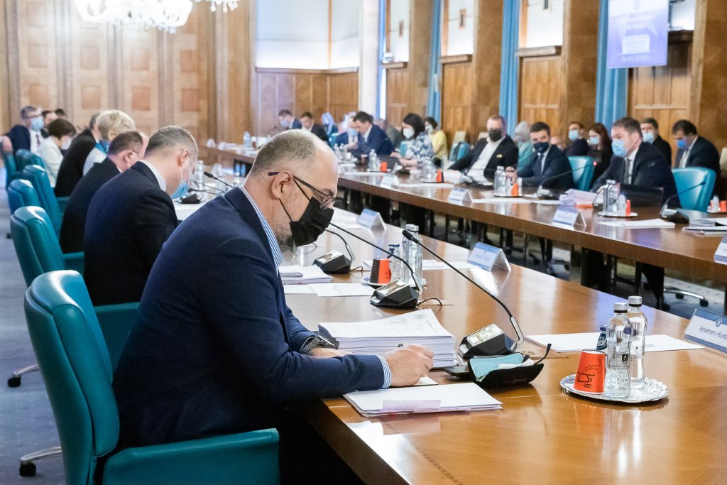 Guvernul a amânat pe toamnă depunerea declarației de beneficiar real