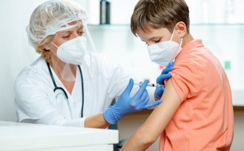 Vaccinarea anti-COVID a copiilor între 12 și 15 ani ar putea începe de miercuri/ Cum arată formularul de consimţământ