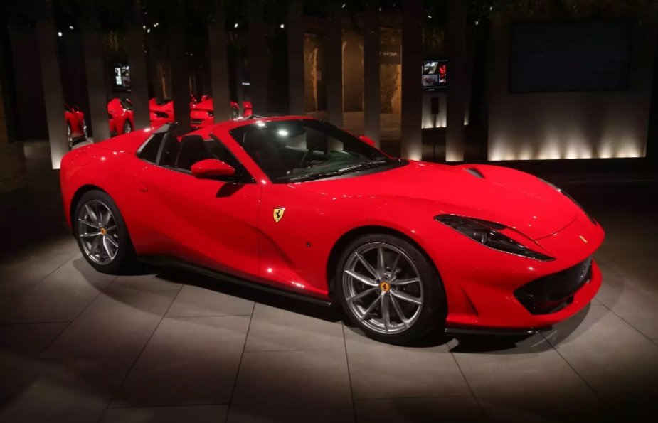 Clujeanul supranumit “Regele betoanelor” a spart 350.000 de euro pe cel mai nou Ferrari 812 GTS