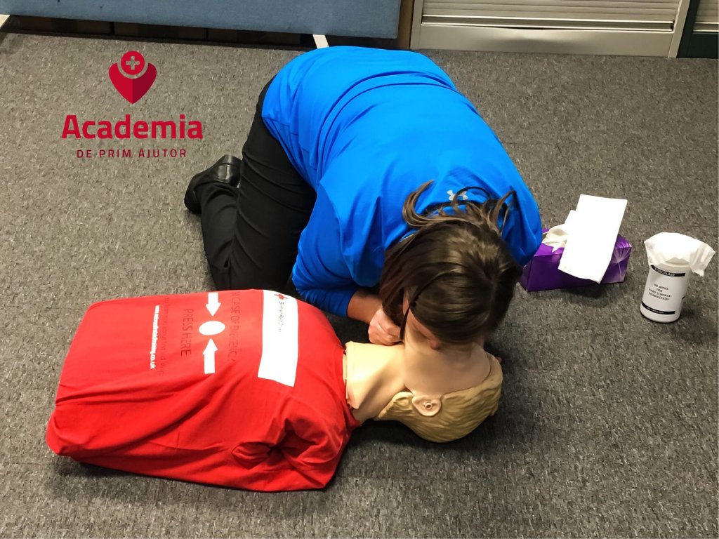 Doi tineri din Cluj-Napoca le-au arătat oamenilor, pe stradă, cum se face corect o resuscitare