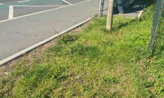 Accident cu două mașini pe Bună Ziua. Au măturat pista de biciclete și s-au oprit pe trotuar
