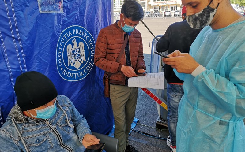 3 vietnamezi vin la vaccin, la Drive Through Cluj-Napoca, fără maşină. A doua zi, revin cu şeful lor. "Totul se termina cu multe zâmbete și evident... YES, YES"