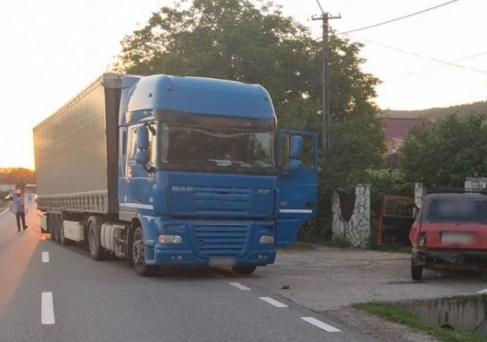 ACCIDENT la Cluj. A intrat cu TIR-ul în el şi l-a trimis direct la spital