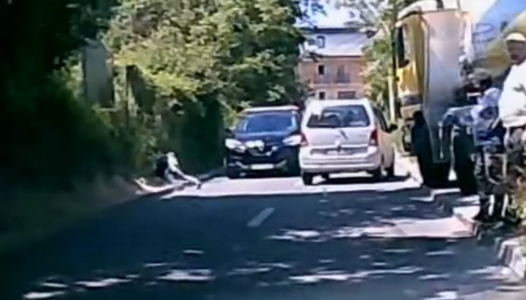 Când stăzile devin pericol public! Copil căzut de pe bordura-trotuar de pe Donath, salvat de o șoferiță