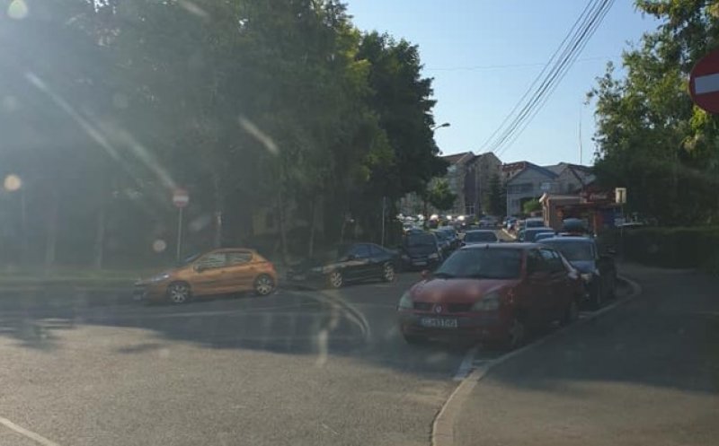 Șoferii din Cluj Napoca sunt exasperați de cei care au gândit sensurile unice: „Ocolim un km pentru 50 de metri de sens unic”