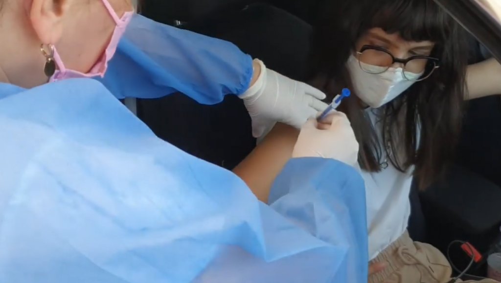 Ungureanu și-a vaccinat fiica de 12 ani, la centrul drive-thru din Cluj: „Sunteți cu toții îngeri și faceți o treabă minunată”