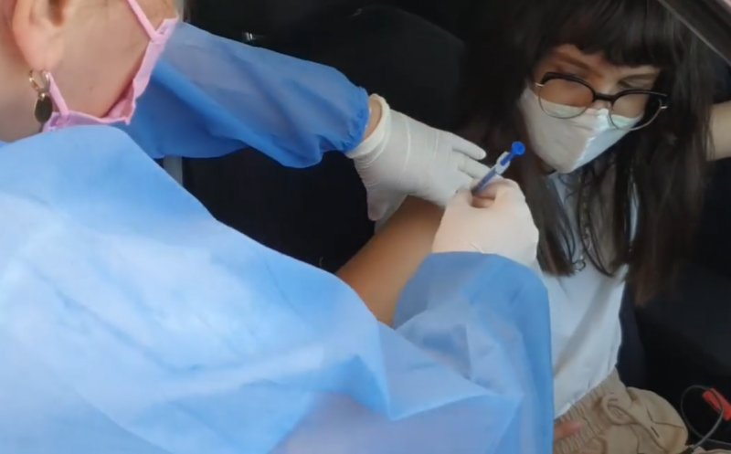 Ungureanu și-a vaccinat fiica de 12 ani, la centrul drive-thru din Cluj: „Sunteți cu toții îngeri și faceți o treabă minunată”