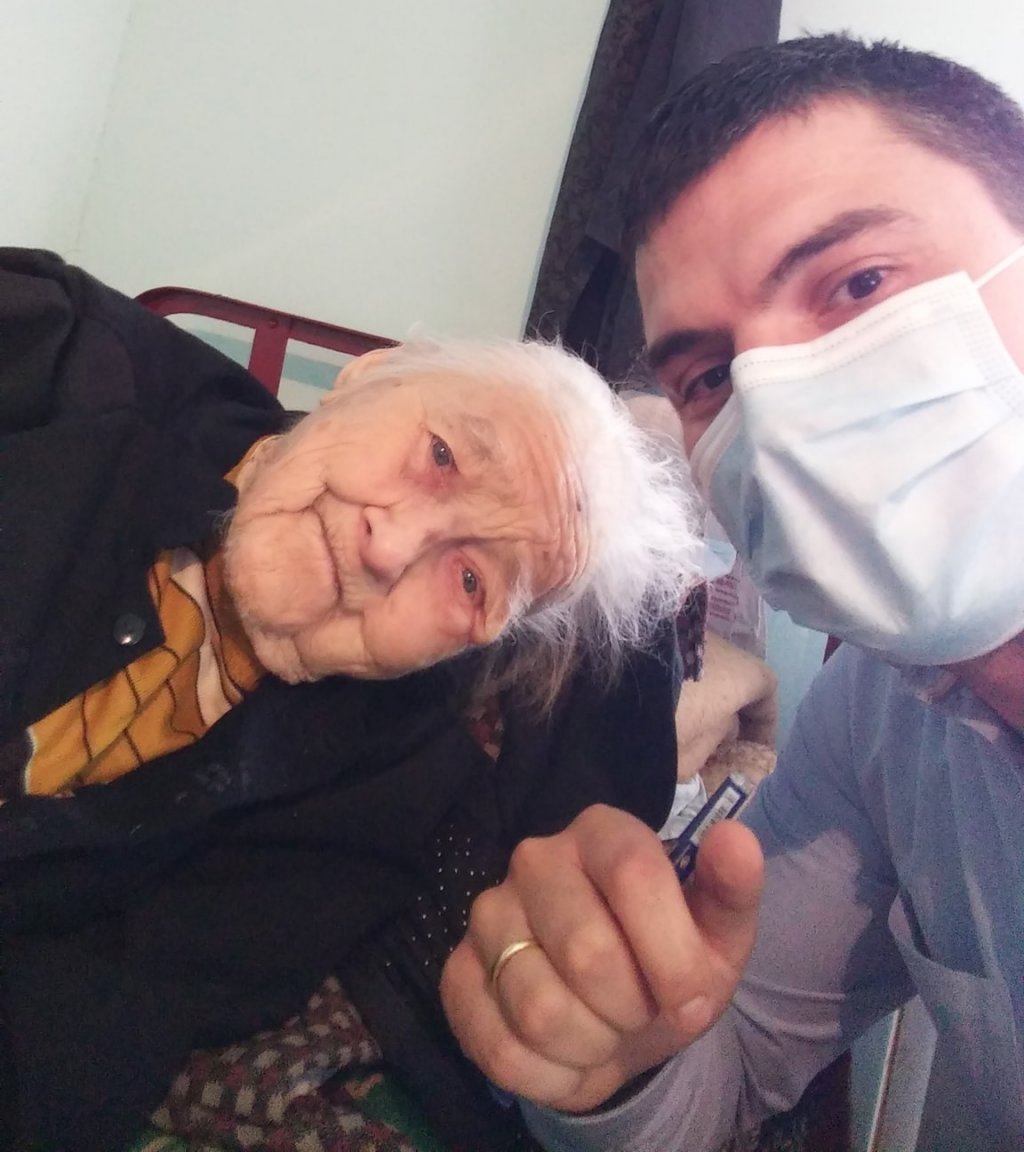 Bunicuță de 100 de ani din Cluj, vaccinată anti-COVID. "Ce conține vaccinul? Timp care are răbdare cu oamenii"
