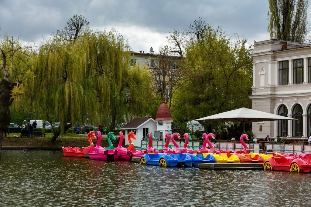 Revin dragonii, flamingo, lebedele și mașinuțele pe lacurile Chios şi Gheorgheni. Programul şi preţurile